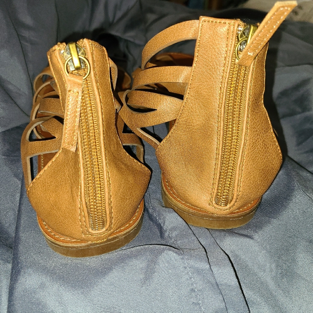 Back zip strappy flat sandel.